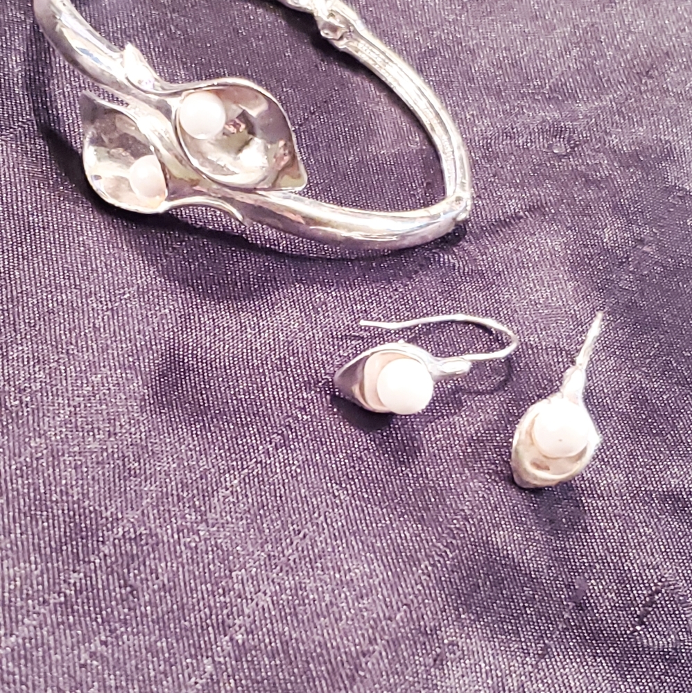 Simulated pearl earring & bracelet set